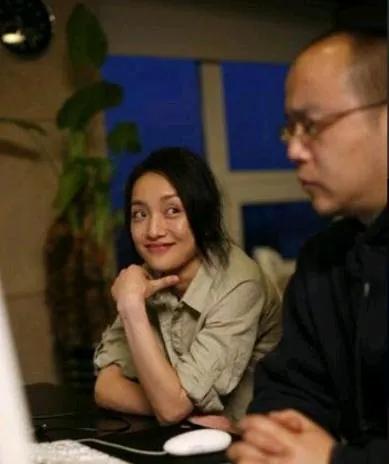 周迅窦唯的旧照，说是剧照也不为过！
看窦唯的身材和发型，应该已经跟王菲离婚之后拍