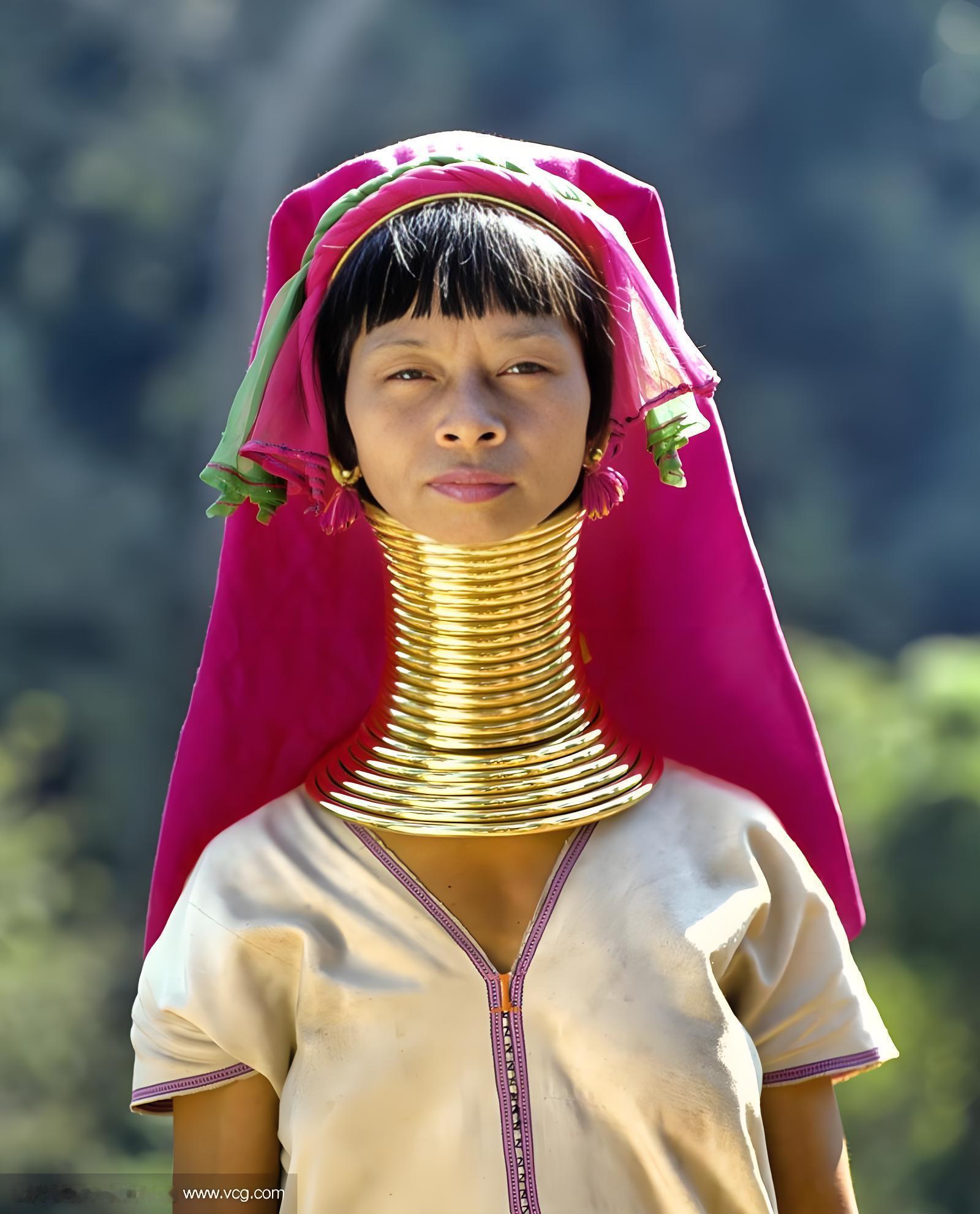 杨紫用脖子招商第一人其实在非洲，美洲以及南亚那边，都有以脖子长为美的民族。