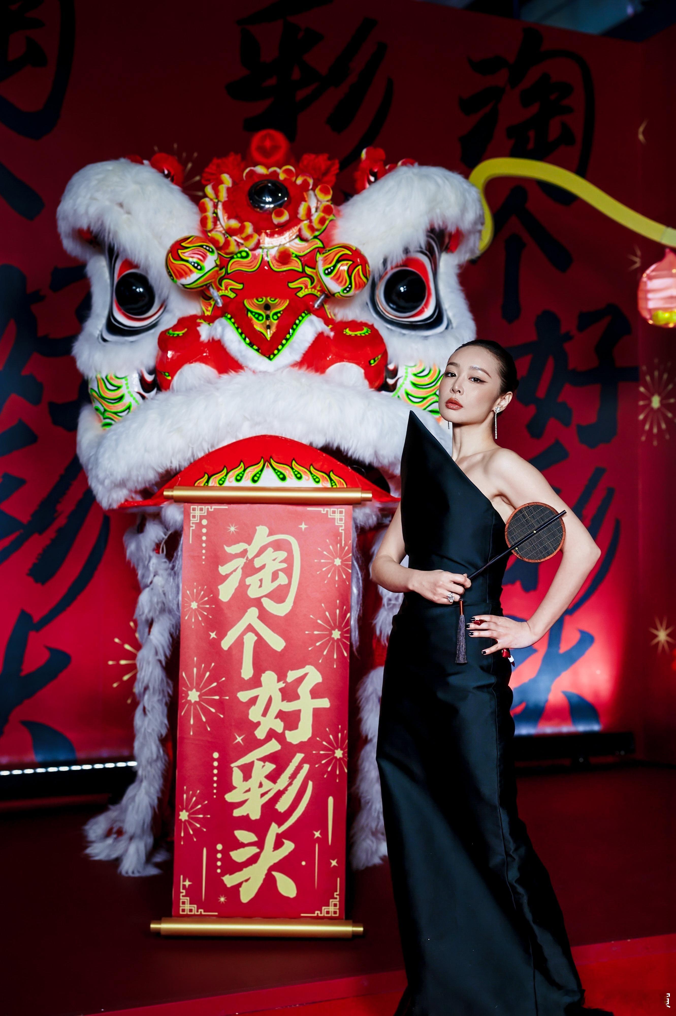 微博之夜红毯星光闪耀非凡，众艺人惊艳现身，在狮子前纷纷停留，优雅大方地面对镜头拍