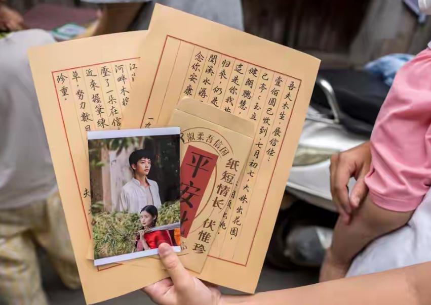 资本造神终于翻车，像给烟花点火却等来一地黑。原本想把人捧成“明星”，结果梦先散了