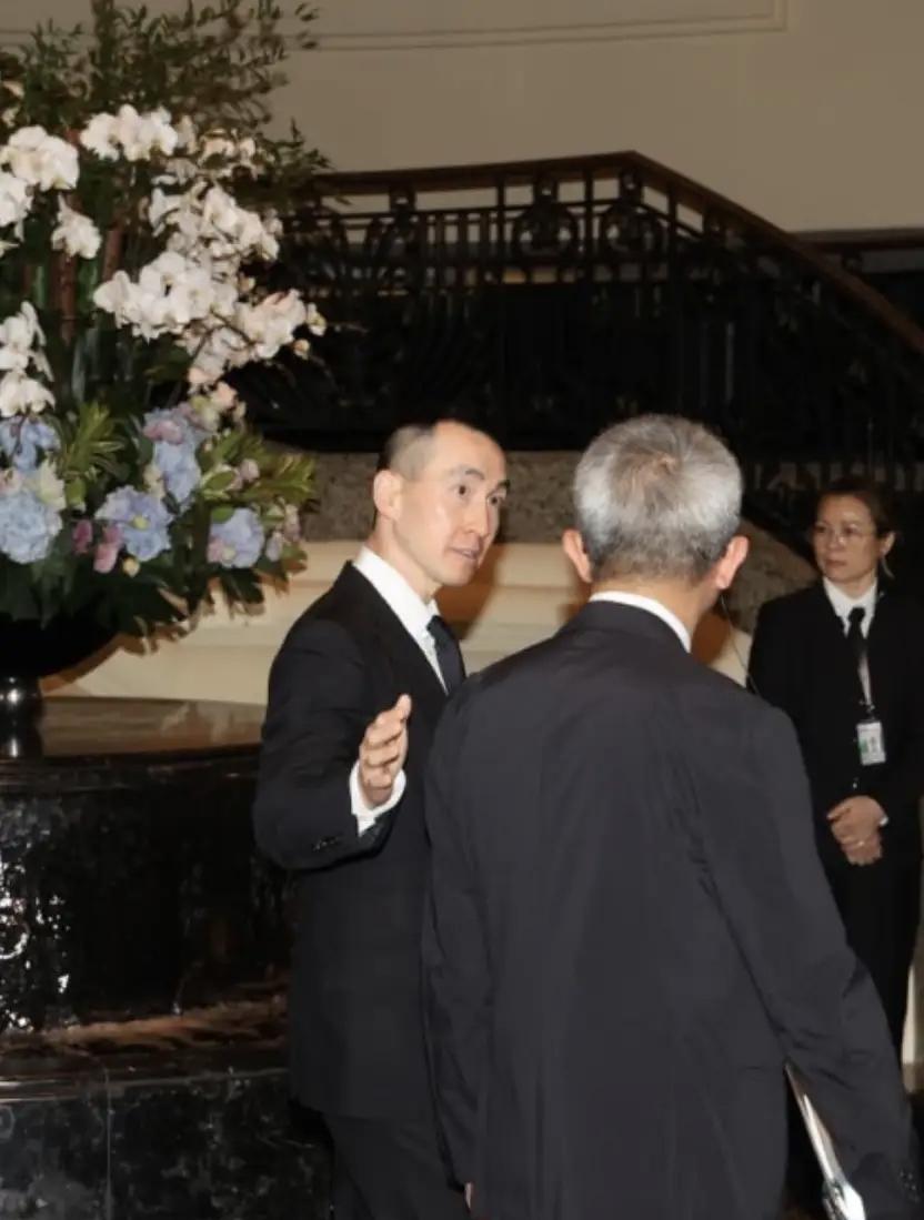 何超蕸的葬礼，不是何猷龙独当一面，也可以看出何超琼何超凤何超仪等人，其实也没有依