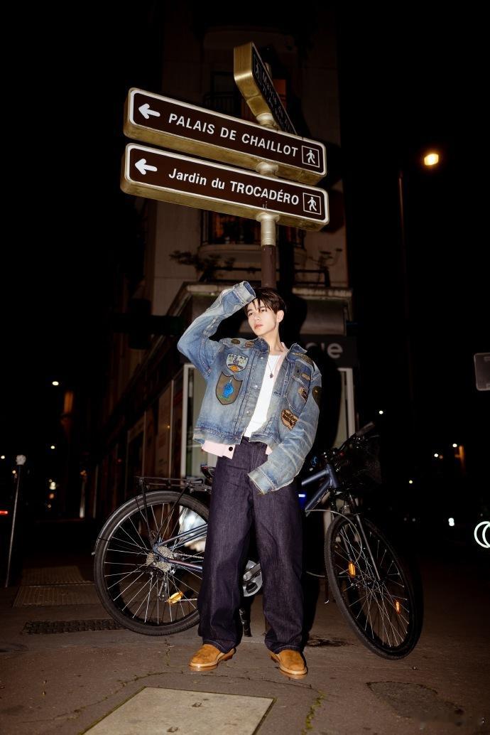 #庆怜被雅亲了# 庆怜可爱到不行，用啥袋偷他呢？被雅亲好萌。和哥哥们互动超有趣，