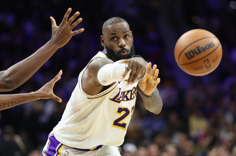 近日，阿里纳斯在节目中谈到了詹姆斯。他说：“你必须真正成为球队的第一或第二选择。