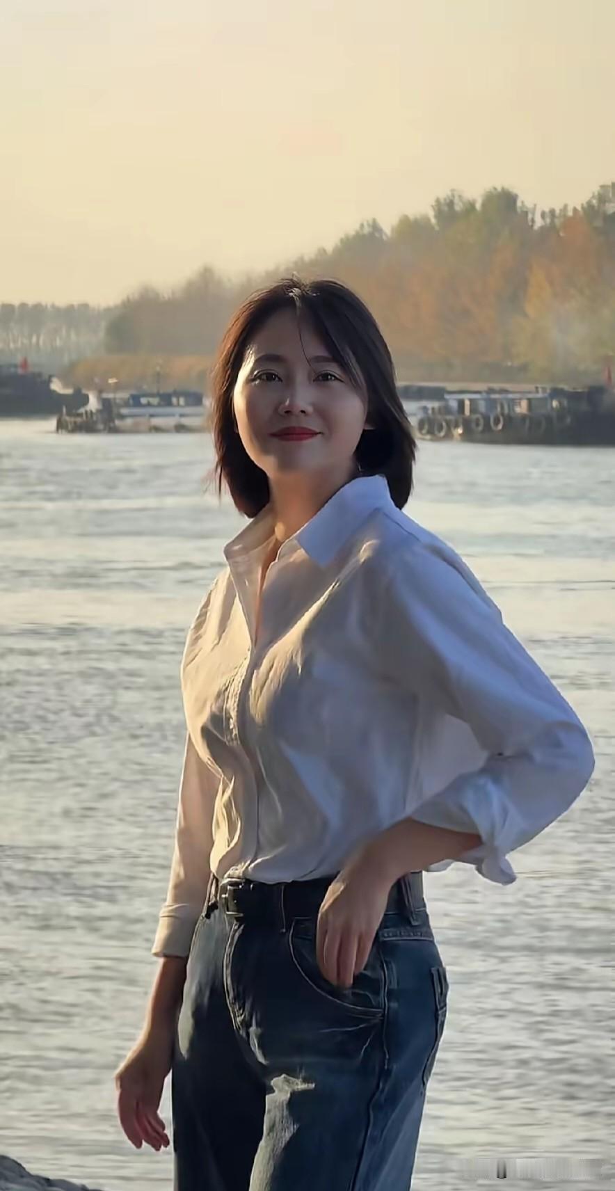 人这一生，
大半烦恼，
皆因心存期待。
 
世间有三大傻，
困住多少纯粹的心。