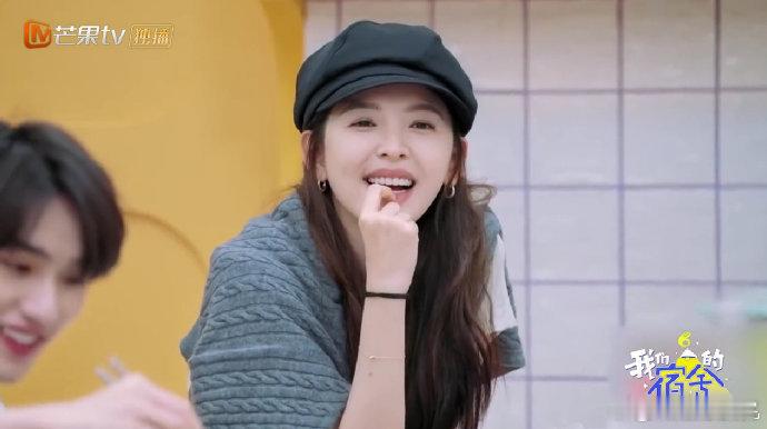 别人玩游戏章若楠在卖萌 别人紧盯屏幕时，她的每个小表情都像在释放可爱信号，完全挪