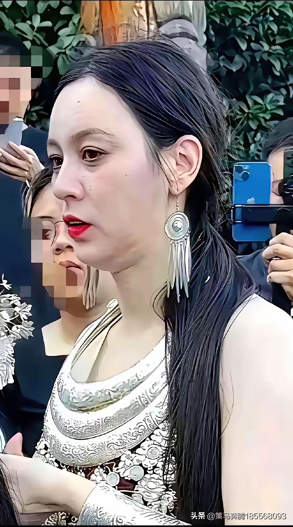 这是户外直播一姐，大大的网红，直播间破百万人，歌声优美，这是谁拍的，这不是报废的