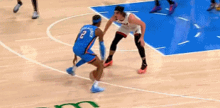 NBA赛场镜头：
   本赛季MVP的有力竞争者亚历山大，这个球真的太丝滑了！
