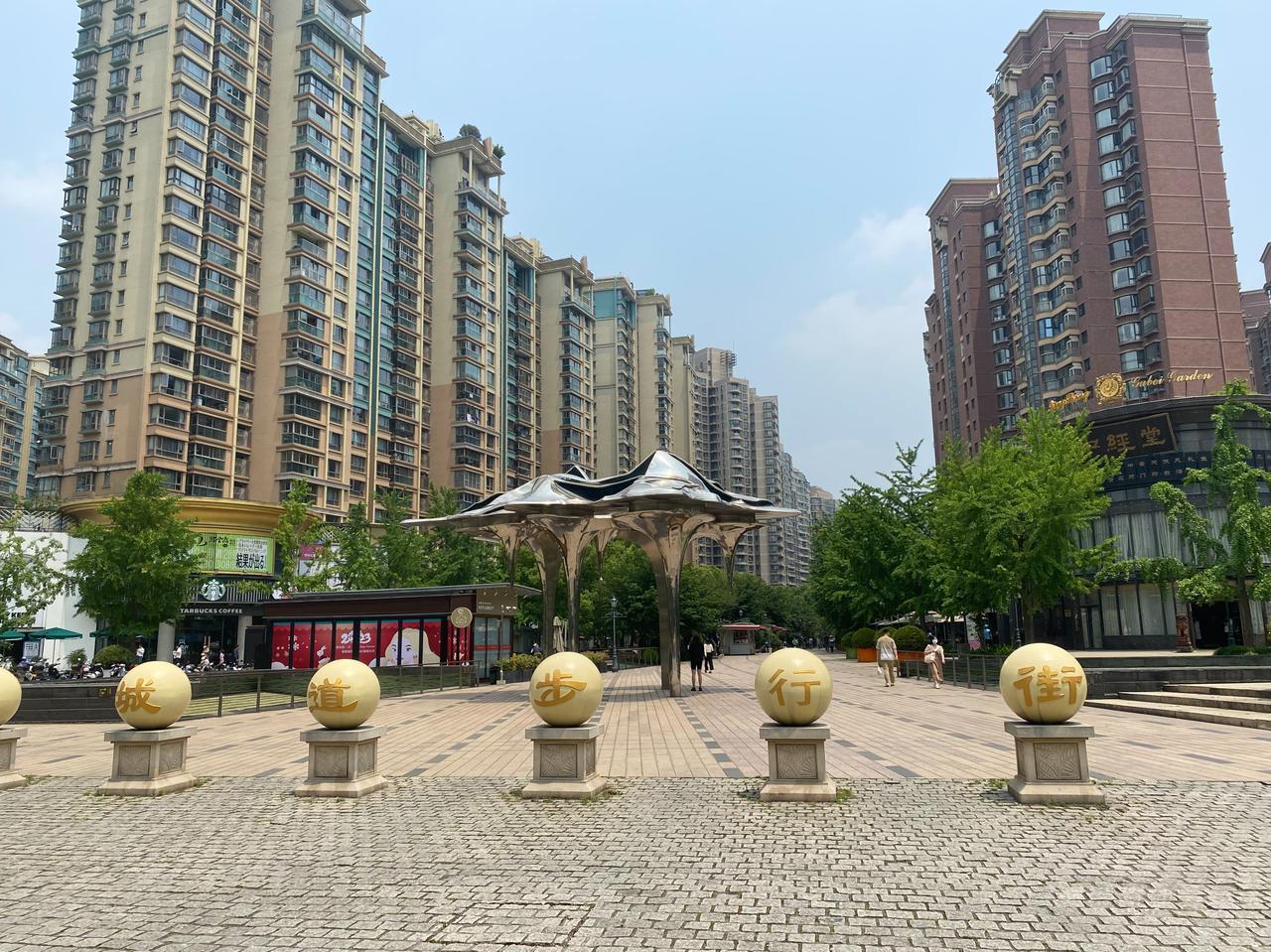前段时间和朋友吃饭，一直听他抱怨古北房价现在在跌！
今天怀着好奇心，特意去逛逛，