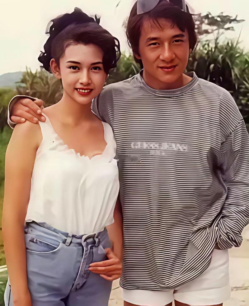 成龙旁边女生是谁？非常漂亮