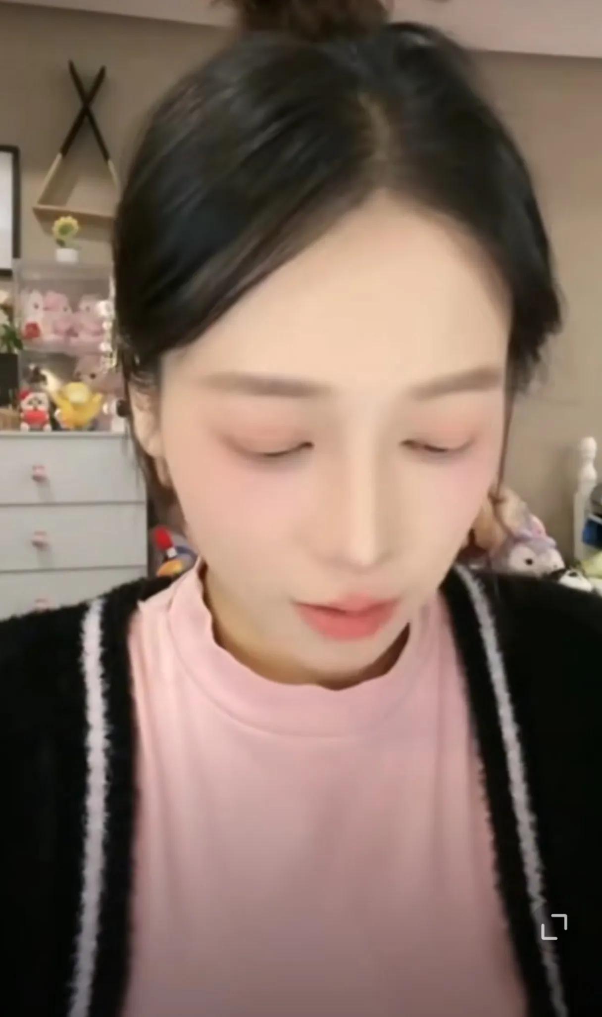 吴柳芳账号被禁言，因违规涨的粉丝也被清理，目前账号粉丝仅剩4.4万。

这个处罚