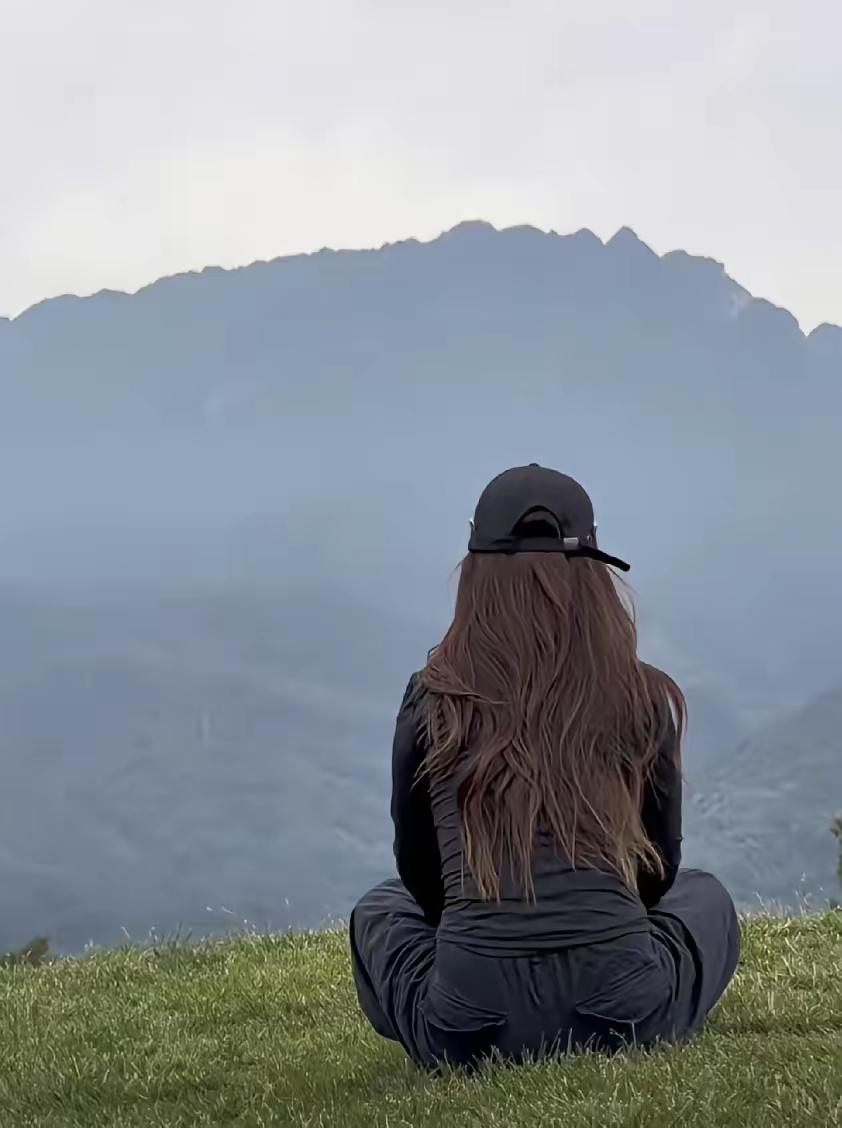 稻盛和夫曾留下过一句振聋发聩的箴言：
“人生不是一场物质的盛宴，而是一次灵魂的修