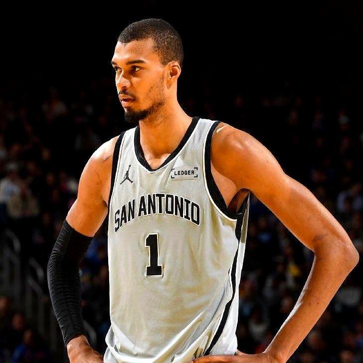 数据越华丽，文班亚马距离身体透支就越近。
 
盯紧马刺的比赛，你能捕捉到他喘息间