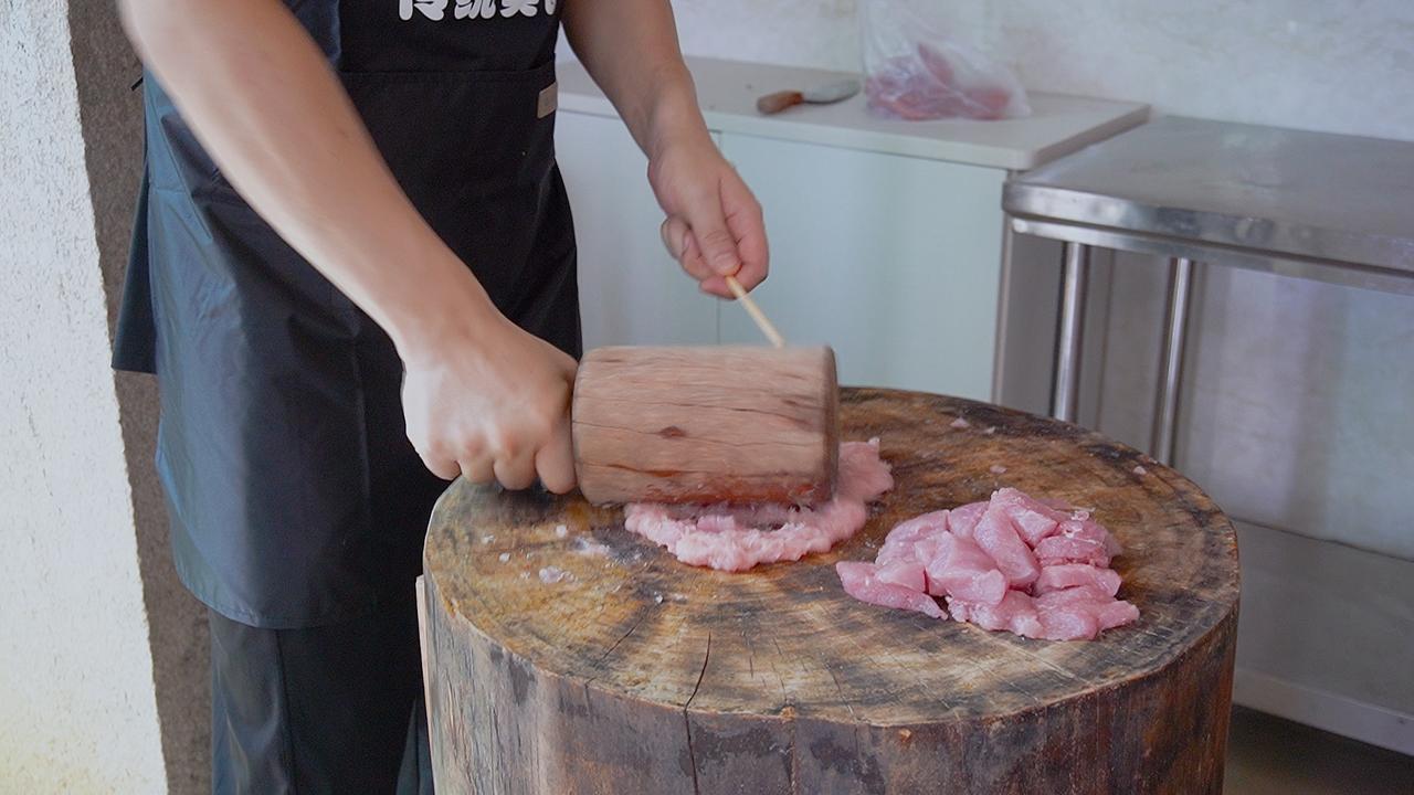 做出这碗扁食的老板，本是莆田当地的拆迁户，本可以安逸度日。但他拒绝“躺平”，凭借