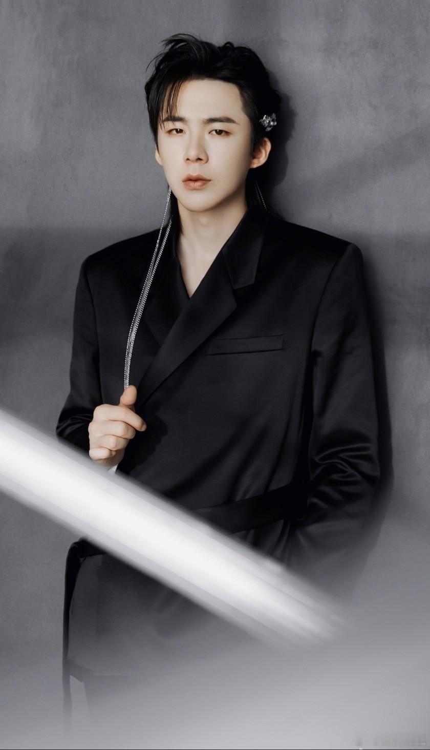 刘宇宁藏了三包小饼干谁懂刘宇宁的反差萌！舞台上气场全开，私下却偷偷藏三包小饼干，