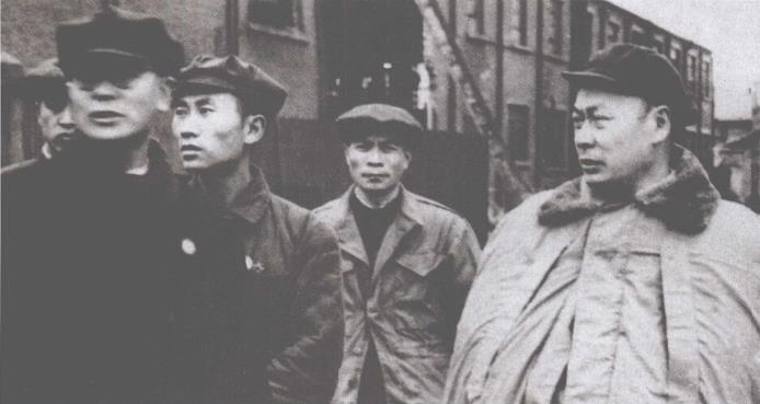 上海市委和市人民政府根据反封锁的六大任务，发动和组织全市人民群众，贯彻独立自主，
