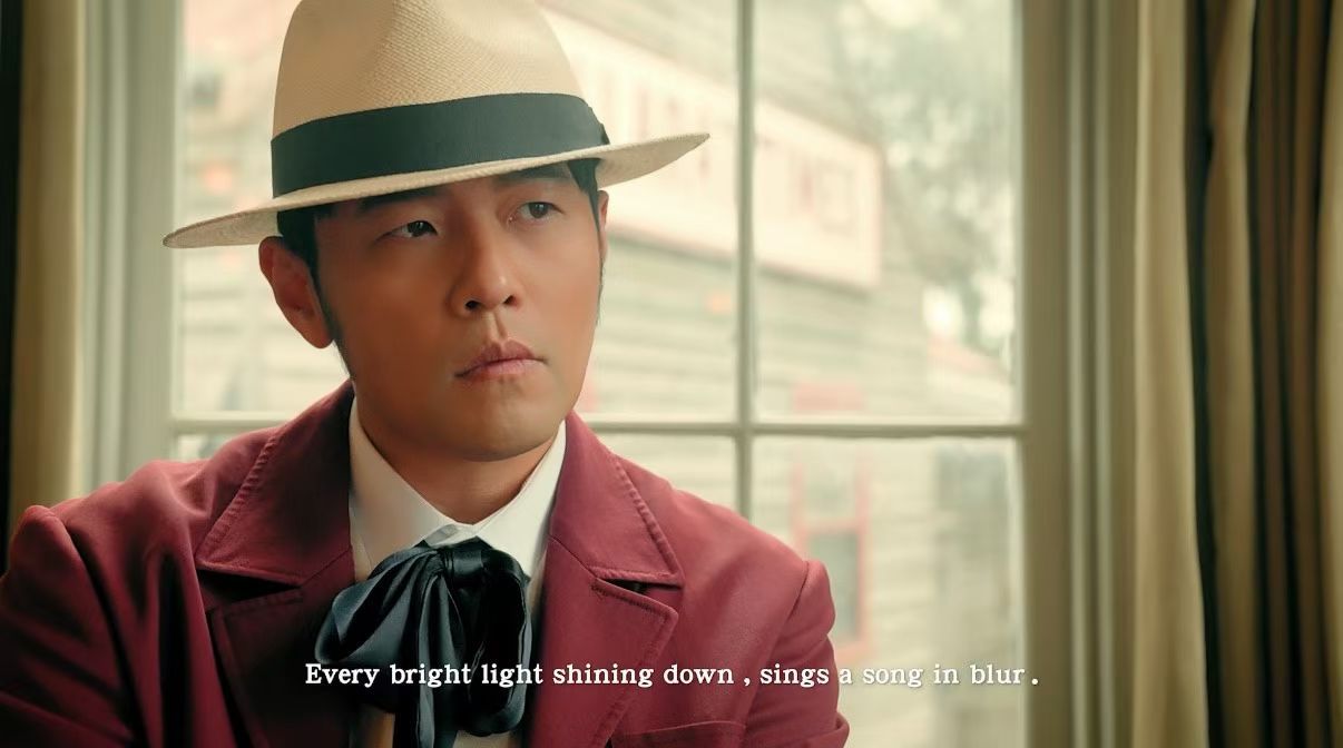 网友总结《淘金小镇》MV故事：周杰伦出来散步，还顺手解决了一个案子。周杰伦新专辑