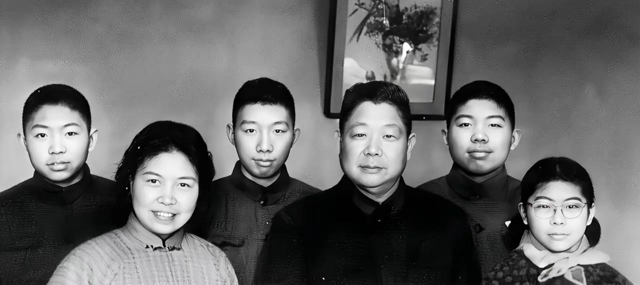 这张老照片极为罕见，这是开国上将陈锡联全家福照片，陈锡联是共和国开国上将中不可多