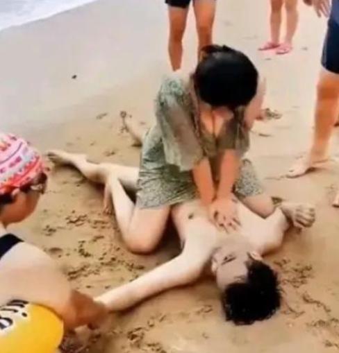 放假护士海边拼命救人，结果被一群闲人盯着滑落的裙子骂上热搜。这帮人真绝，人家累得