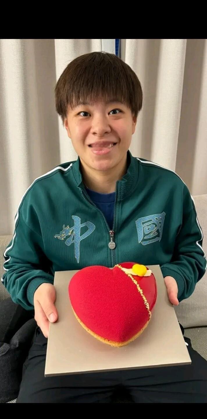张本美和赢了。4比2，把王艺迪挡在了决赛门外。
上午10点半，CCTV5直播了这