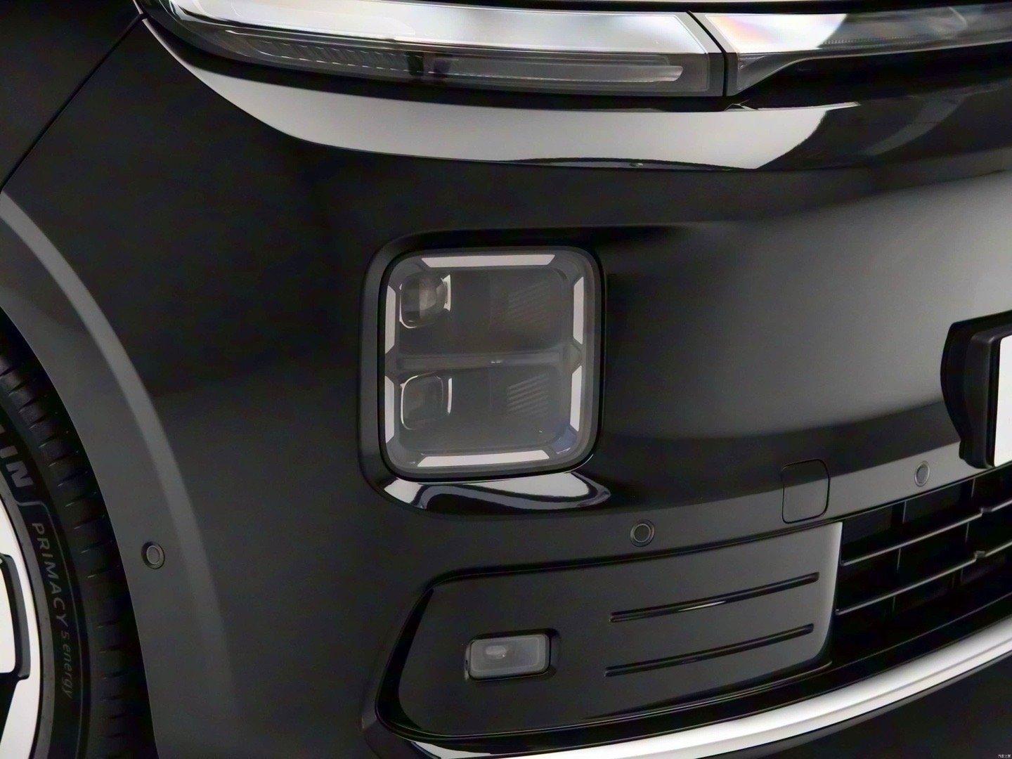 在全气候灯已经不太稀有的2025年末还能在一台新车上看到独立的雾灯，反而变成了一