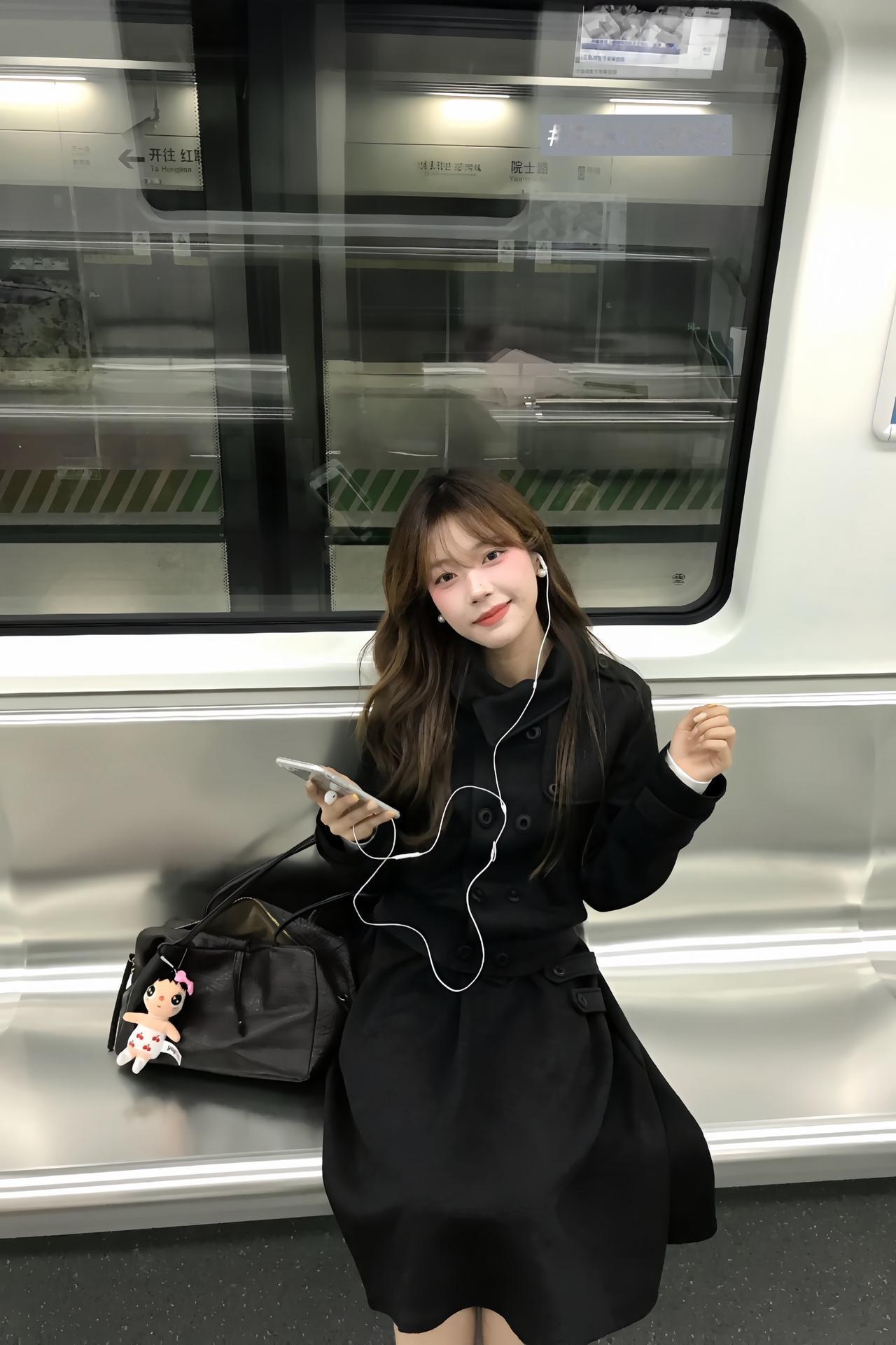 地铁ootd 入秋穿搭 换季不养废衣 地铁拍照