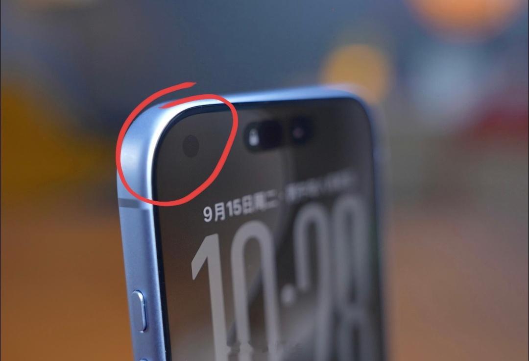 iPhone 18 Pro的屏下红外摄像头，仔细看还是挺明显的，屏下Face I