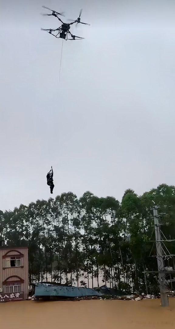 大疆回应无人机救援吊人大疆官方表态：无人机原则上禁止吊人。广西洪灾属于特殊特例，