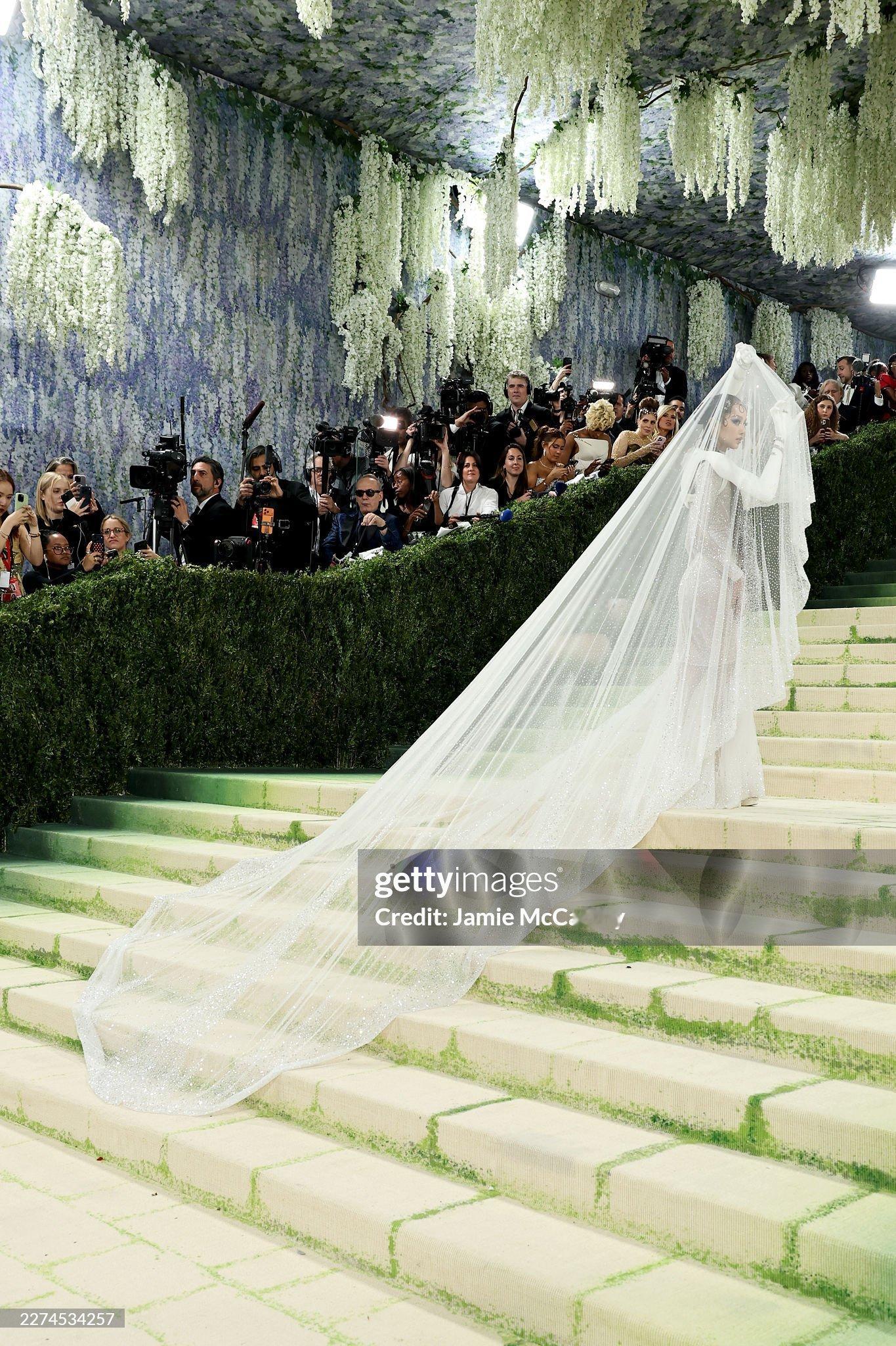 Lisa 连续第二年登上 Met Gala 红毯 ！造型由 Robert Wun