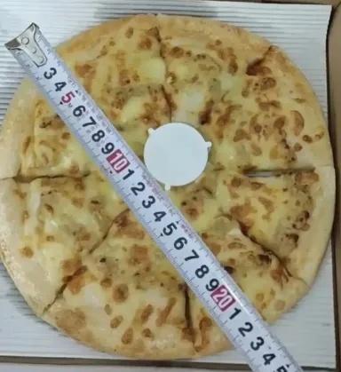 “终于有人较真了！”近日，男子买了10寸的榴莲披萨，收到后用尺子量了一下发现不足