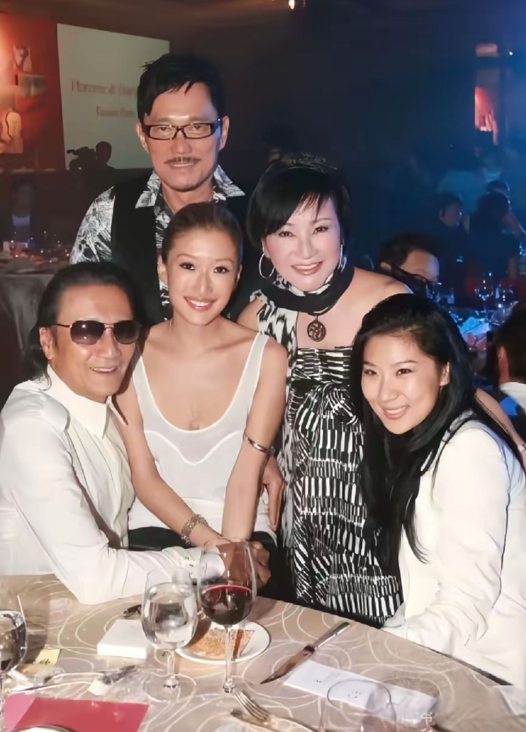 谢贤真正的人生赢家，前妻，现任小女友，前妻现任老公，聚在一起，竟然还能这么和谐！