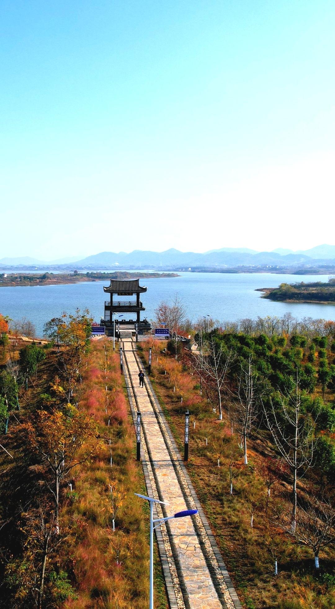 惠水之恋景点，你知道在哪里吗？拾级而上，登高远眺，碧波万顷，浩浩荡荡，远处京山城