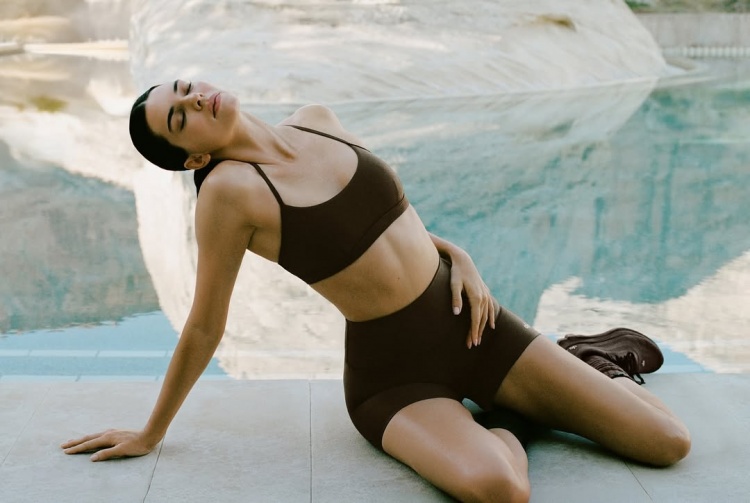 肯达尔-詹娜购置2300万牧场风格庄园 近期社媒晒拉伸照秀身材