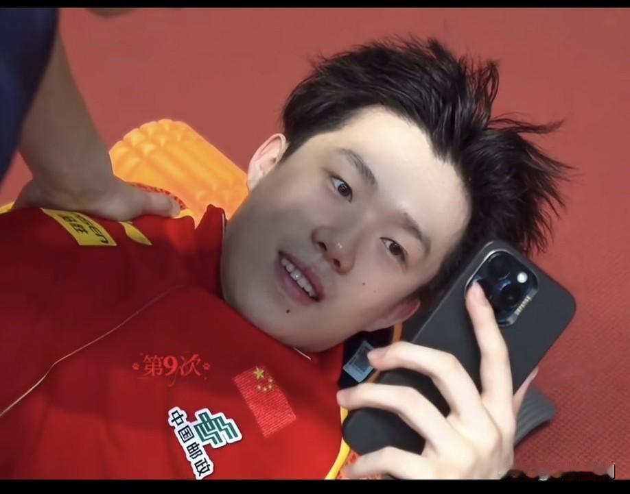 王楚钦居然有美人尖[偷笑]这个男人额头露出来好帅啊！（不是梦女）
这个骨相，一笑