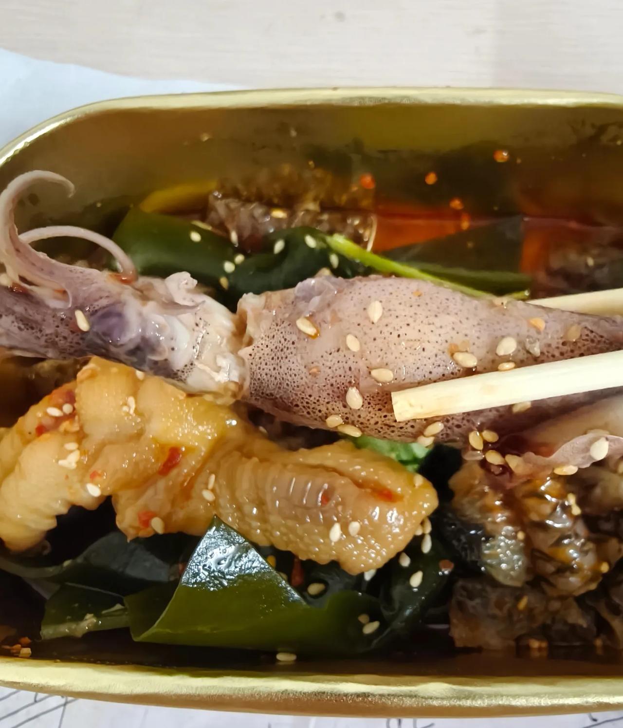 就这点东西，竟然要15块多，就一个小海兔，一个无骨凤爪，几块鱼皮，几个海带结。看