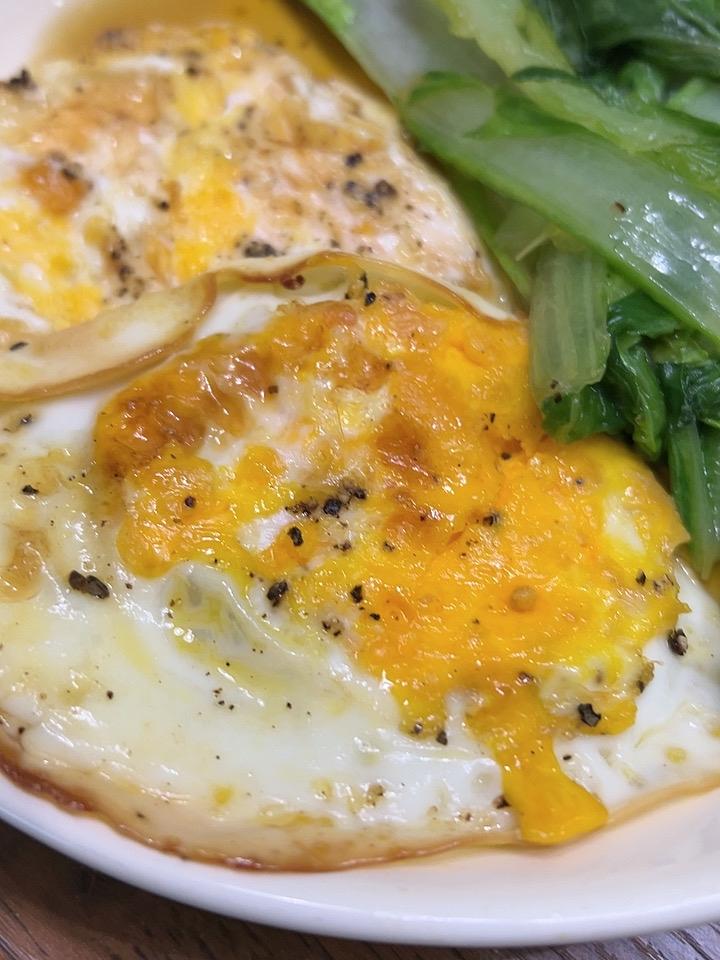 又是阳光明媚的一天，早餐吃煎鸡蛋，蔬菜，加红枣豆浆，营养丰富，特别好吃
