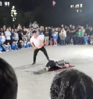杂技现场，一小孩被锤头砸了。
网上一视频看得心惊肉跳。天津某广场，人们围观杂技表