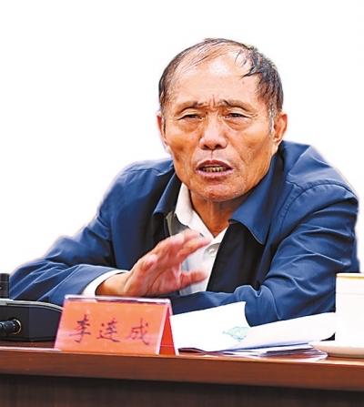 "吃亏书记" 李连成站上人民大会堂，接过了 2026 年 "七一勋章"！这位河南