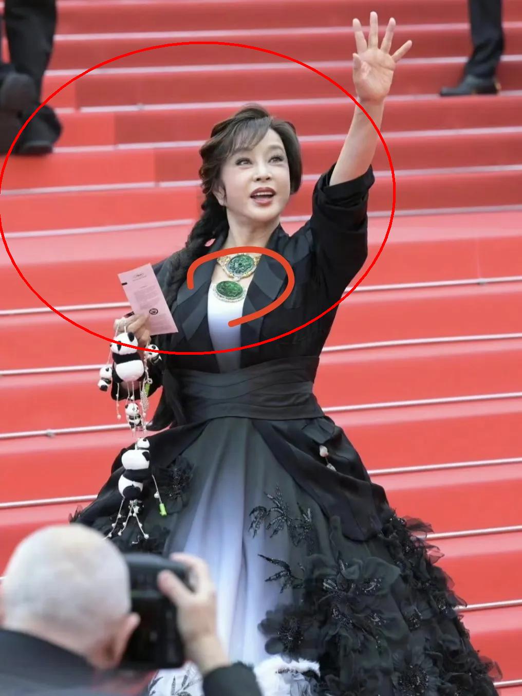 刘晓庆真人比电视上更绝！
我表妹见过她本人，说完全颠覆想象。想合影，刘晓庆直接搂