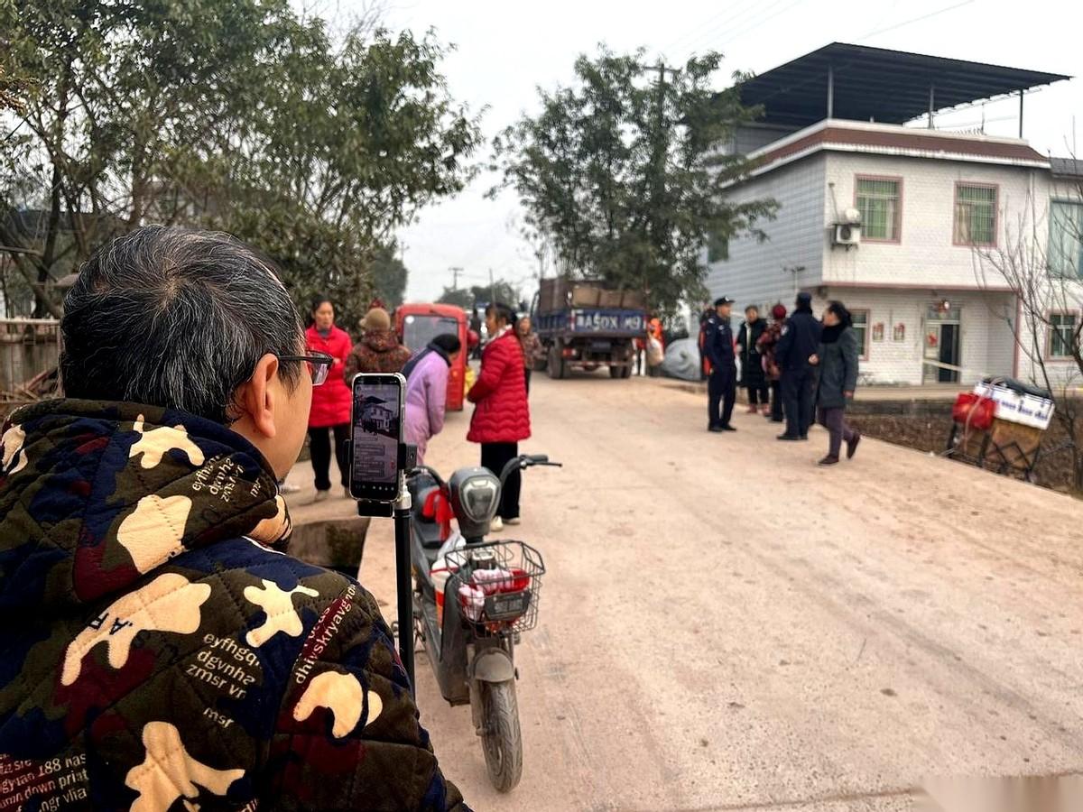 合川那个干部，一句话把天聊死了，也把实话聊透了：
“我们想出圈，但我们更怕出事。