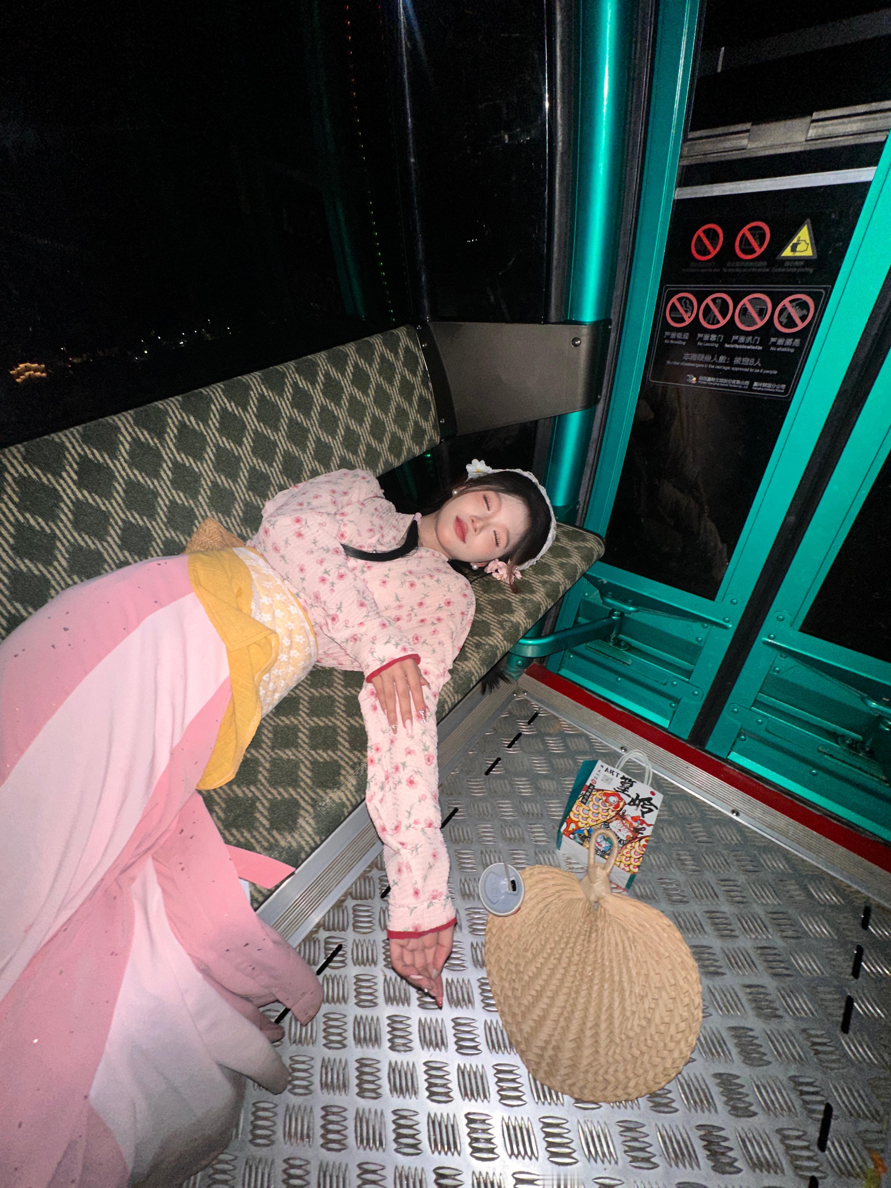 yjq已经累趴了  ​​​