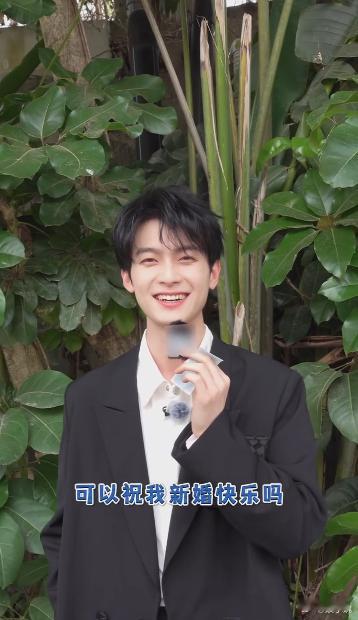 陈鹤一还原姐姐疼我 被陈鹤一在麻花特开心里还原姐姐疼我的样子可爱到了，满满的回忆