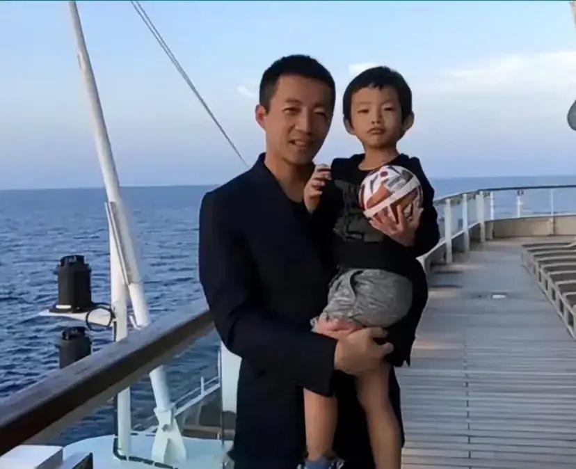 汪小菲和儿子斗智斗勇！林林在爸爸直播时说“给我ipad！”，当即汪小菲大脑飞速运