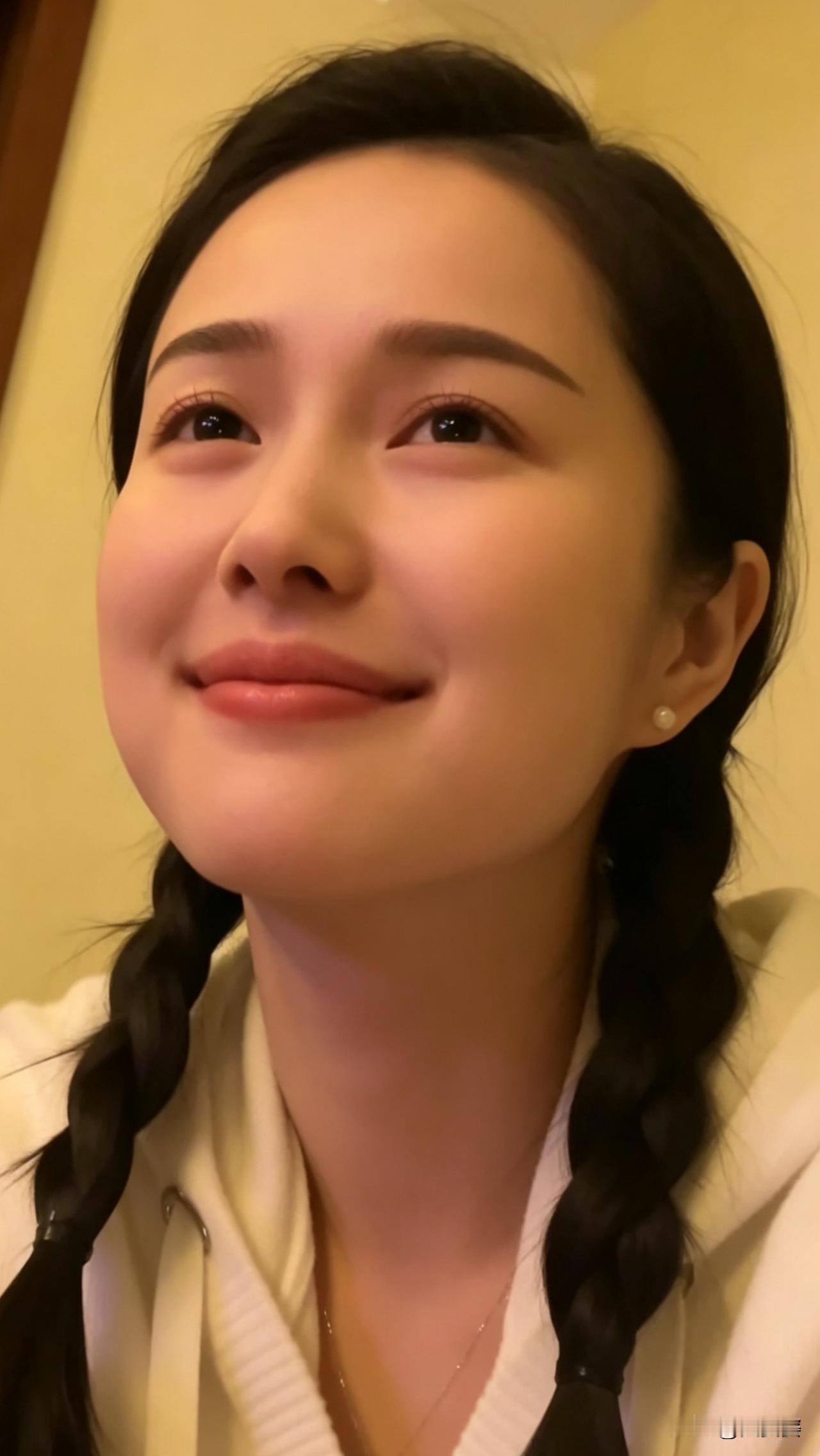 就喜欢这种干干净净的感觉。
那是一种由内而外散发的高级魅力。