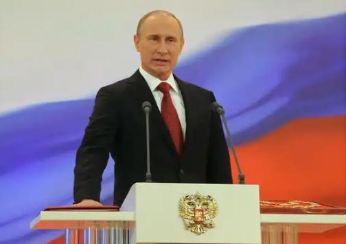 印度记者当场逼问普京“中印开战你站谁”，普京一句话让全场哑口无言，原来背后是经济