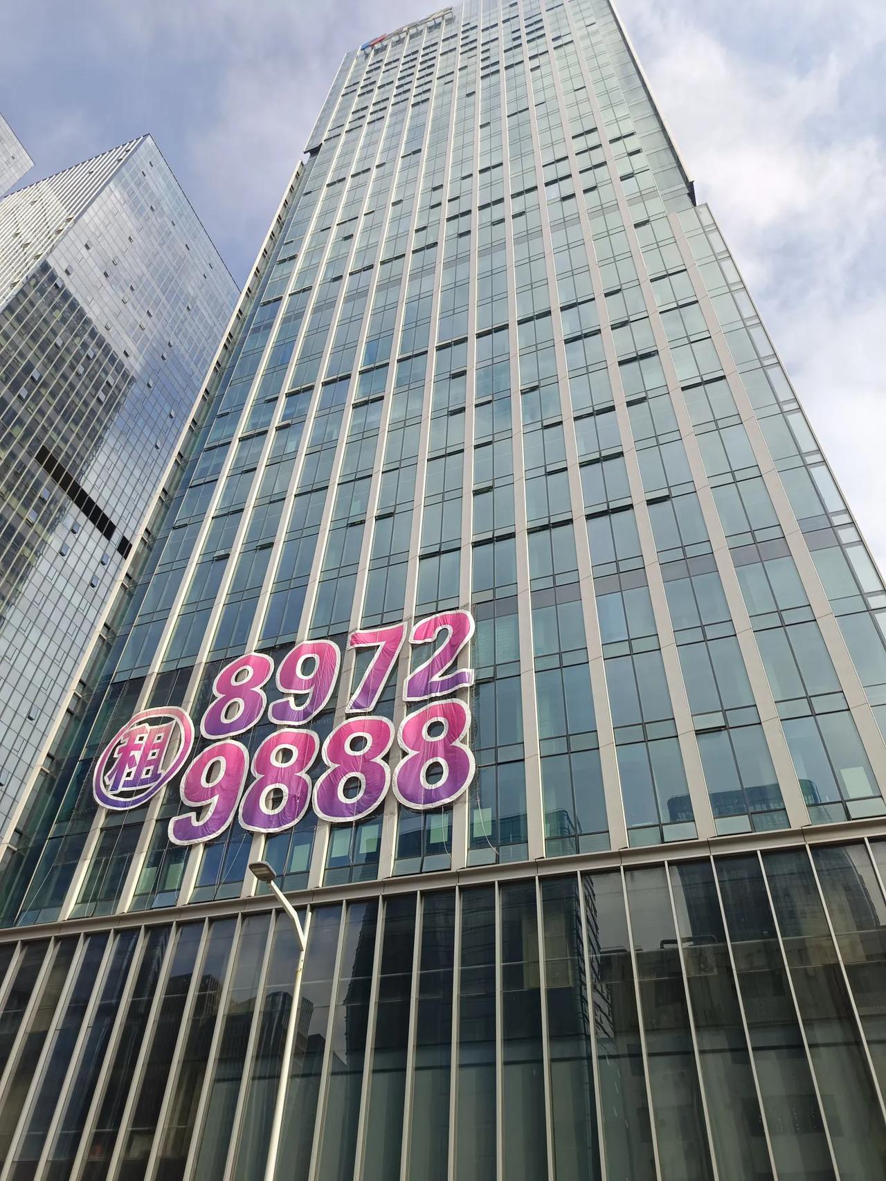 决策失误，建这么高的写字楼，怎么租出去啊，现在空铺太多了，[捂脸][捂脸]
不如