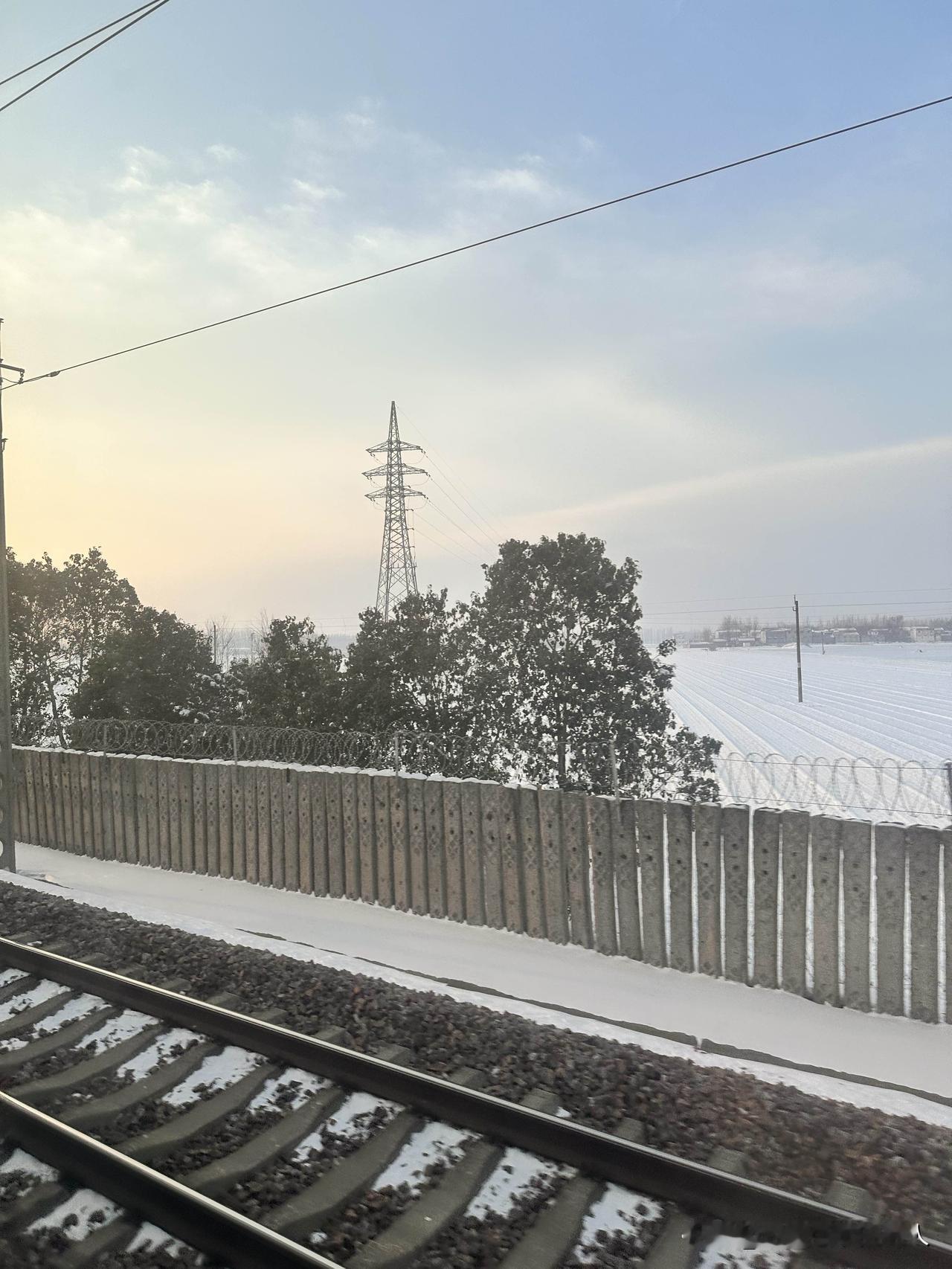 今年冬天的不同今年的大寒确实有点冷啊！你看河南郑州到徐州都是冰天雪地。