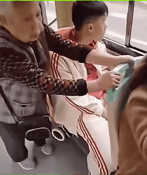 一位年迈的老者缓缓踏上公交车，身形踉跄，仿佛一阵微风都能让他摇摇欲坠，却难以找到