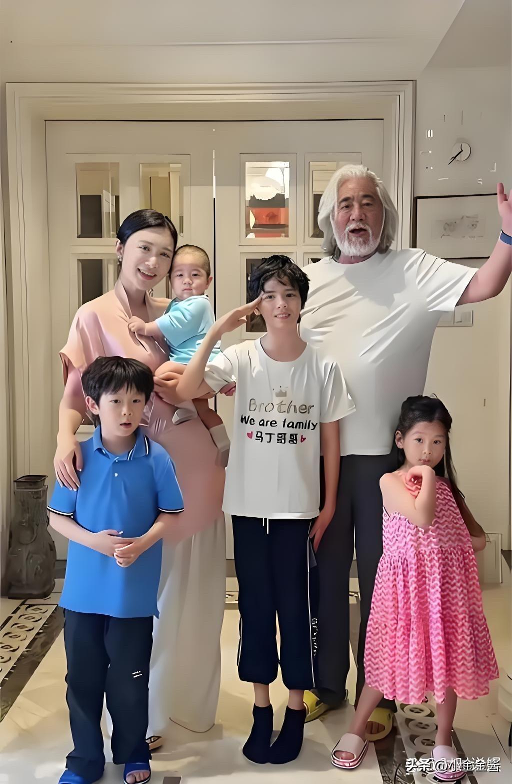张纪中，引发热议。

6月21日，74岁的张纪中，冲上热搜，父亲节这天，张纪中晒