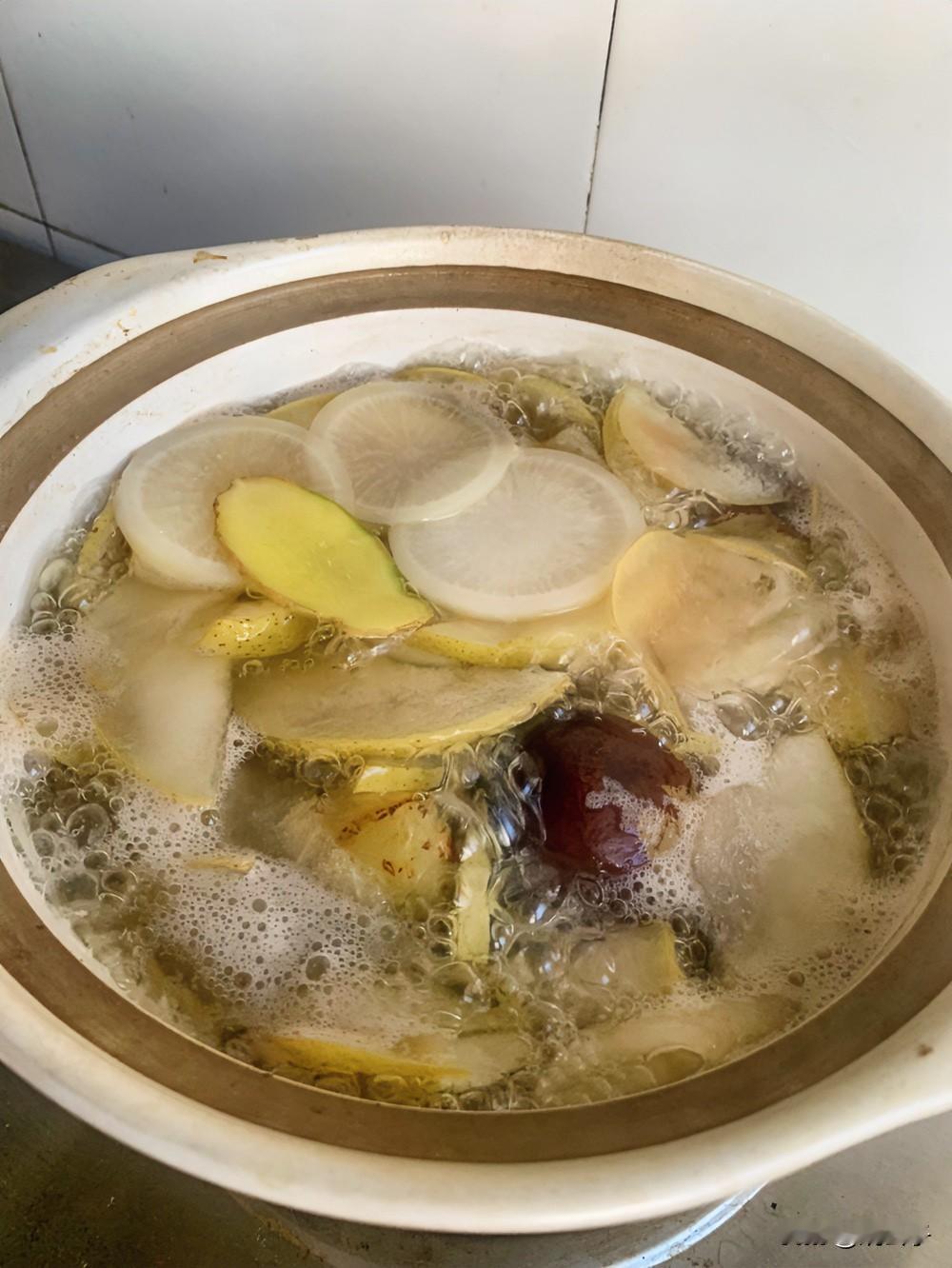 流感来势汹汹，一天时间全家老小都被孩子传染。跟着专家学预防，萝卜梨汤喝了，抗病毒