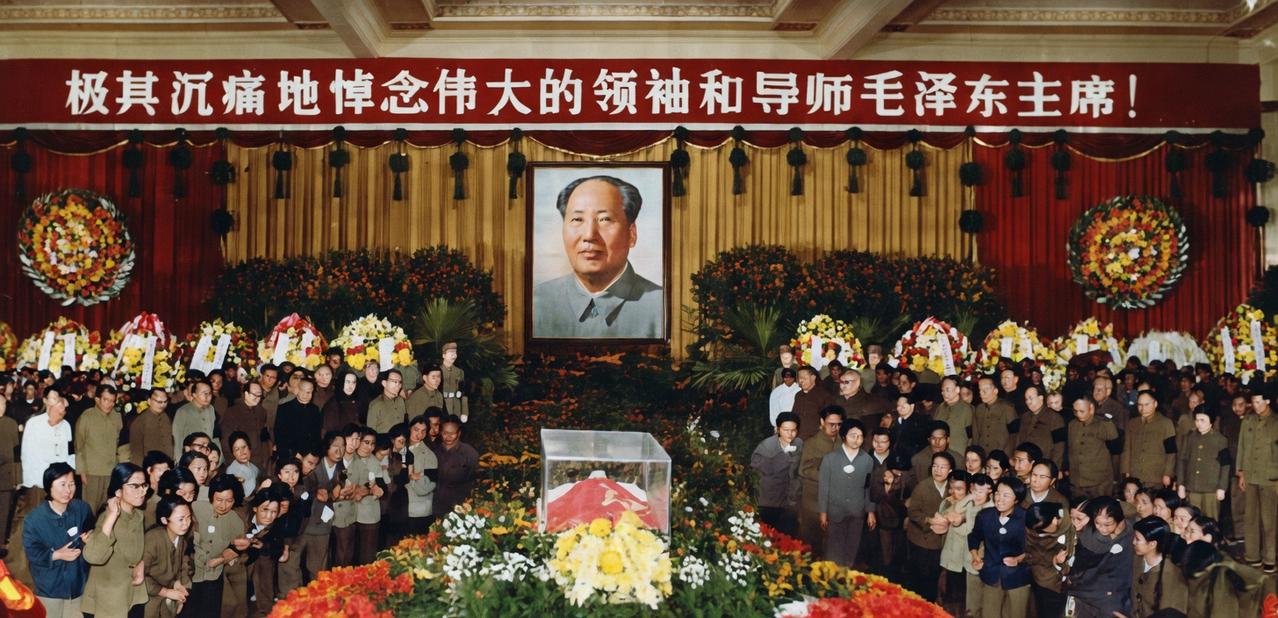1976年9月17日，北京人民大会堂北大厅，举行的毛泽东遗体告别活动的最后一天，